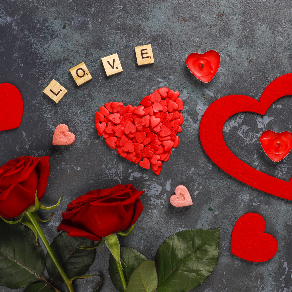 Надпись любовь с розами и сердечками на сером фоне