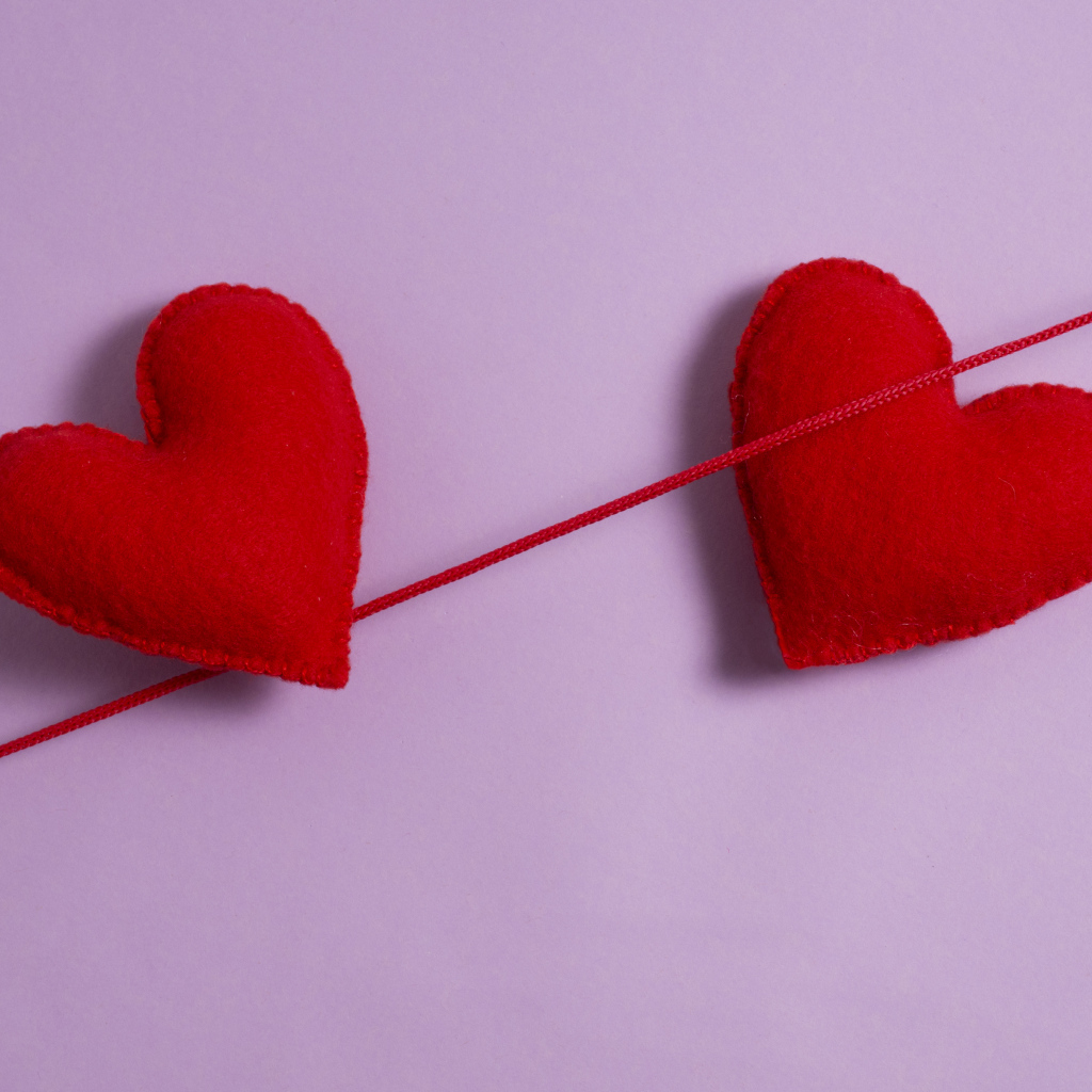 Два сердечка на красной нити
