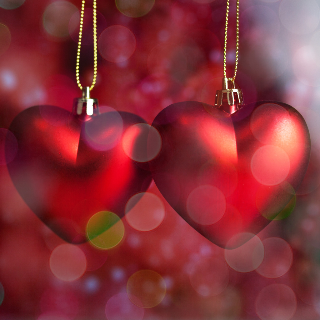 Два красных сердца на цепочке
