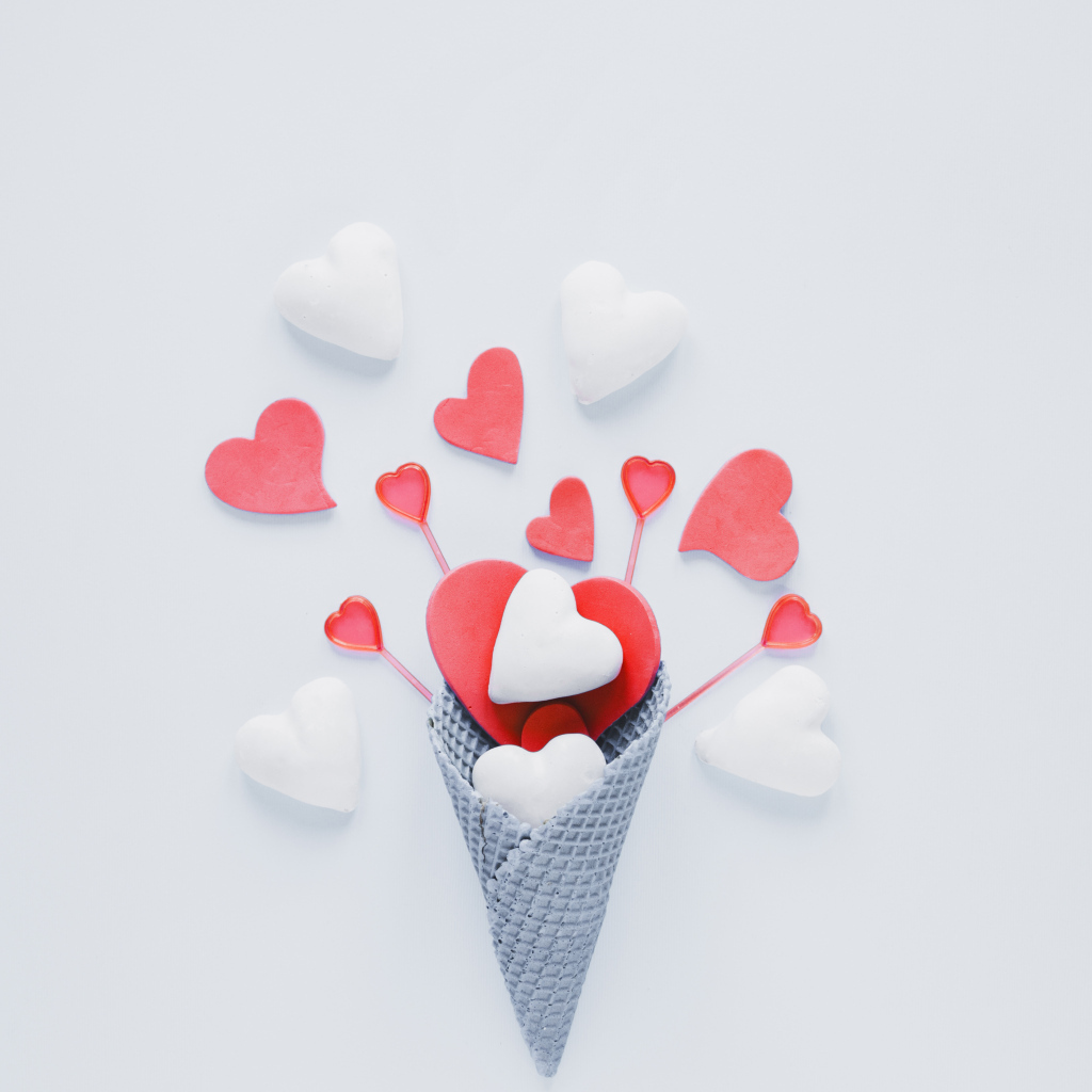 Вафельный рожок с сердечками на голубом фоне