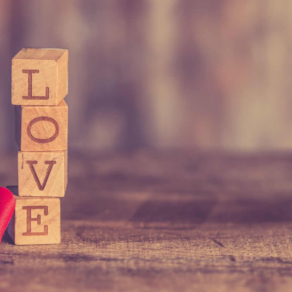 Деревянные кубики с надписью любовь с красным маленьким сердечком