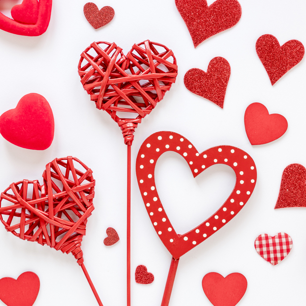 Плетеные и бумажные сердечки на белом фоне