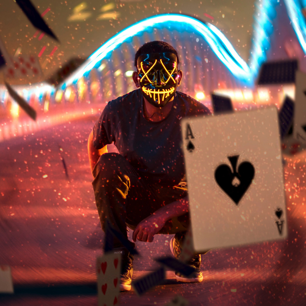 Мужчина в маске бросает карты