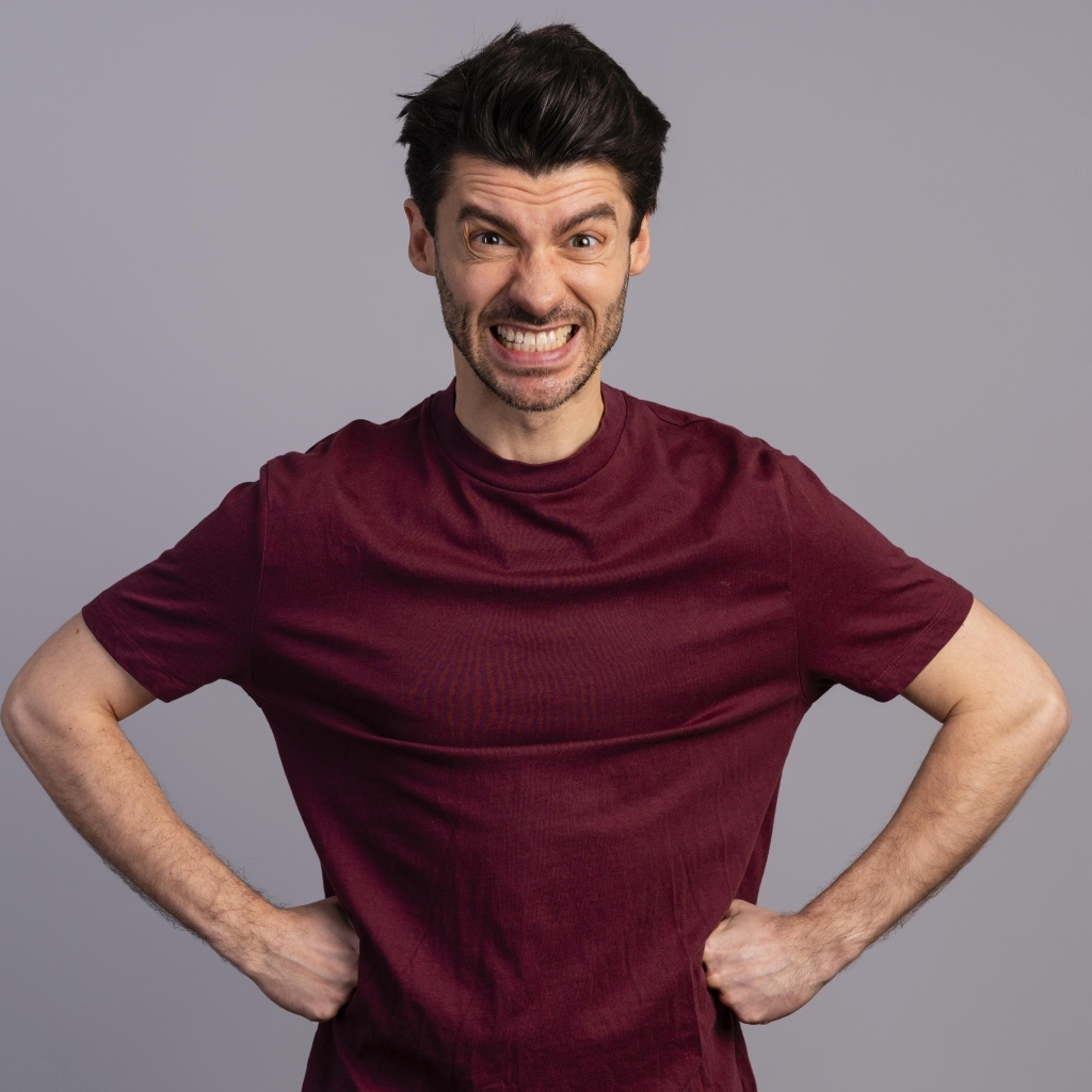 Злой мужчина на сером фоне