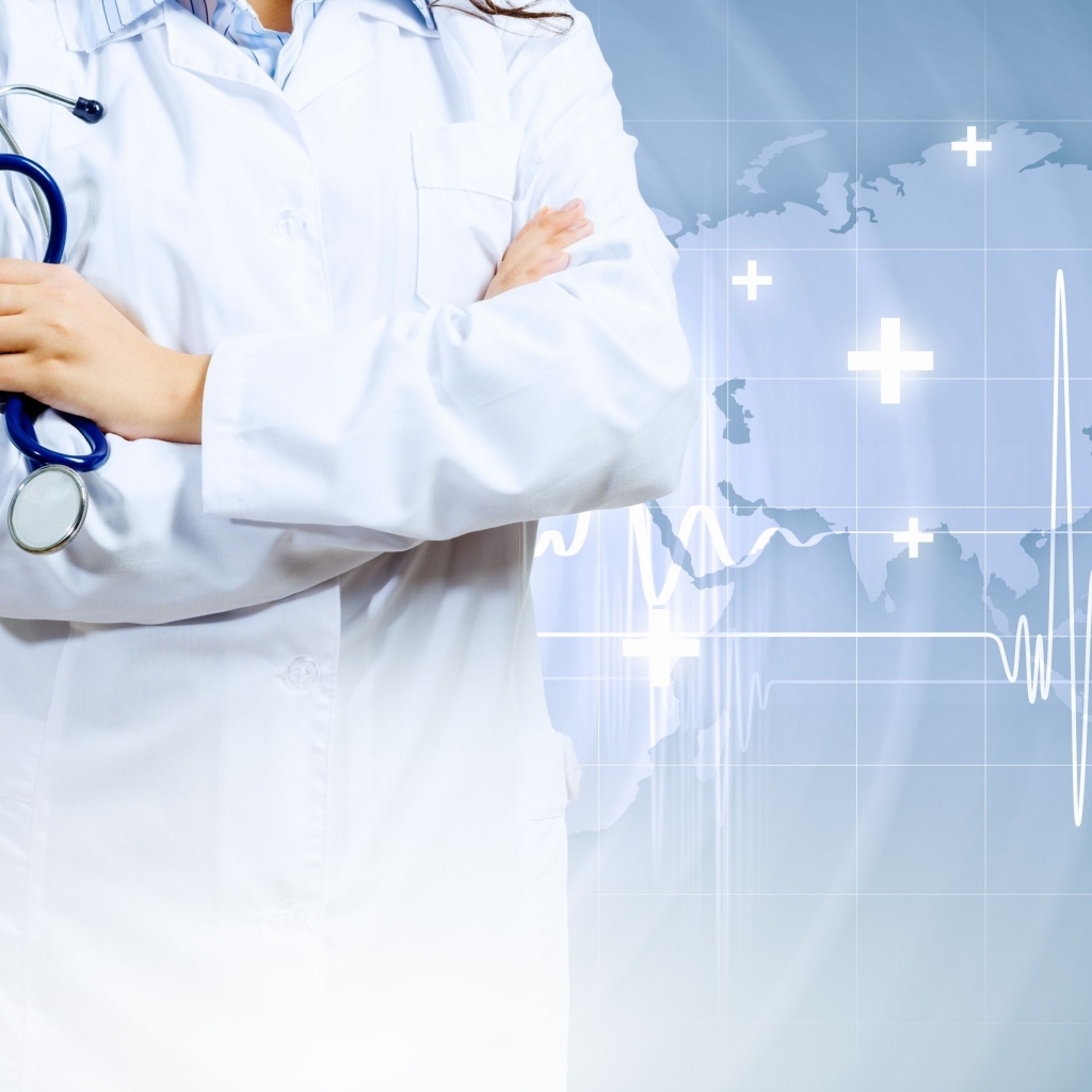 Врач в белом халате со стетоскопом в руках