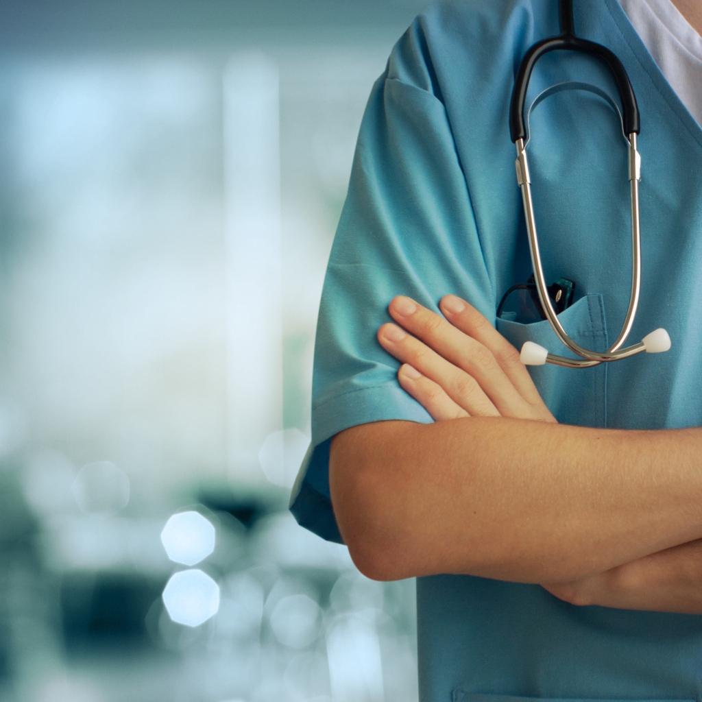 Врач в голубом медицинском костюме