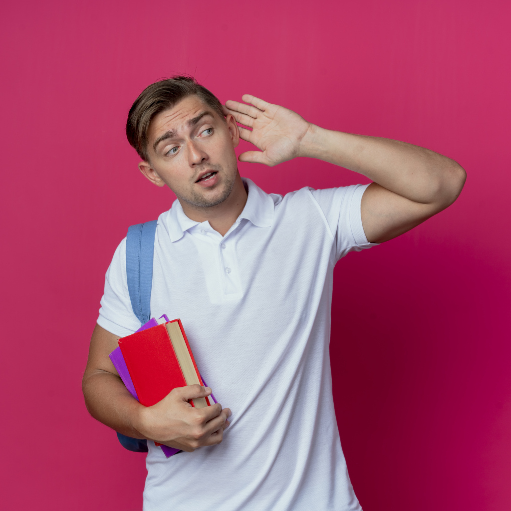 Парень с книгами в руке на красном фоне