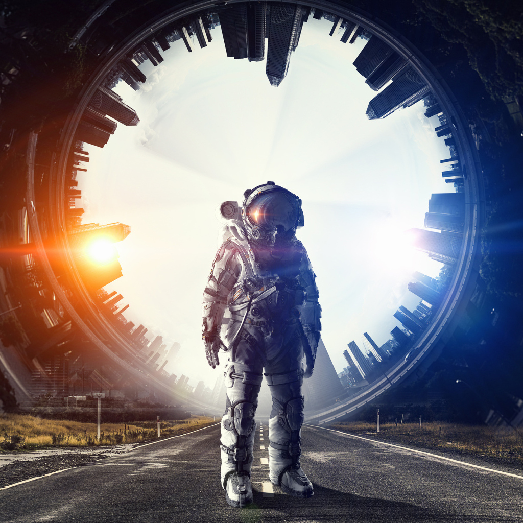 Мужчина астронавт с космическим кораблем на дороге