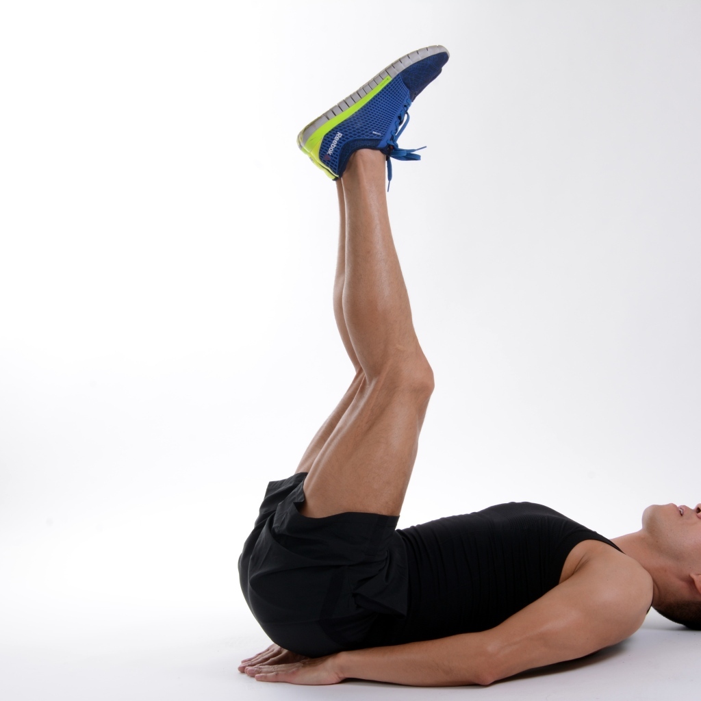 Мужчина делает упражнение в фитнесе