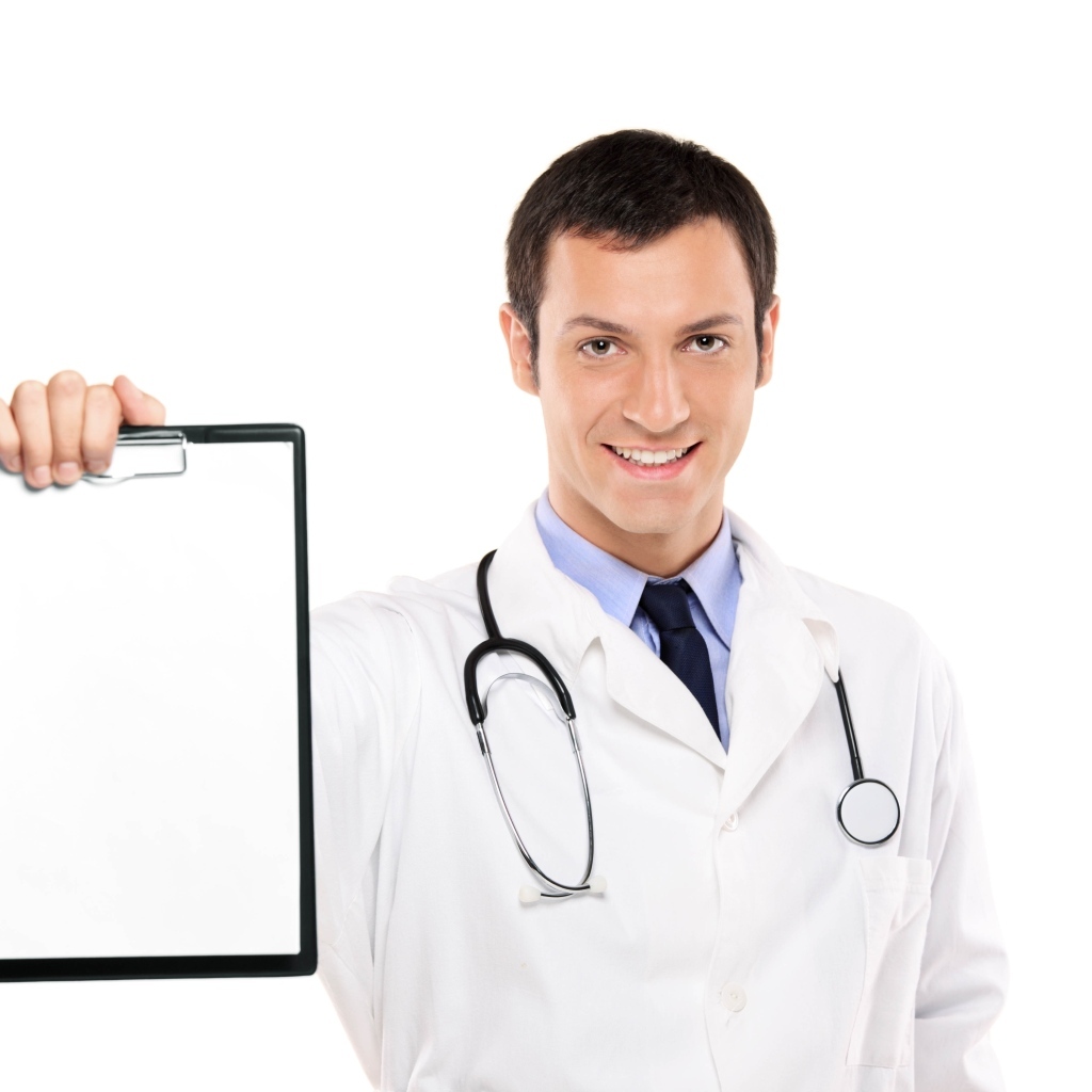 Улыбающийся доктор с листом на белом фоне