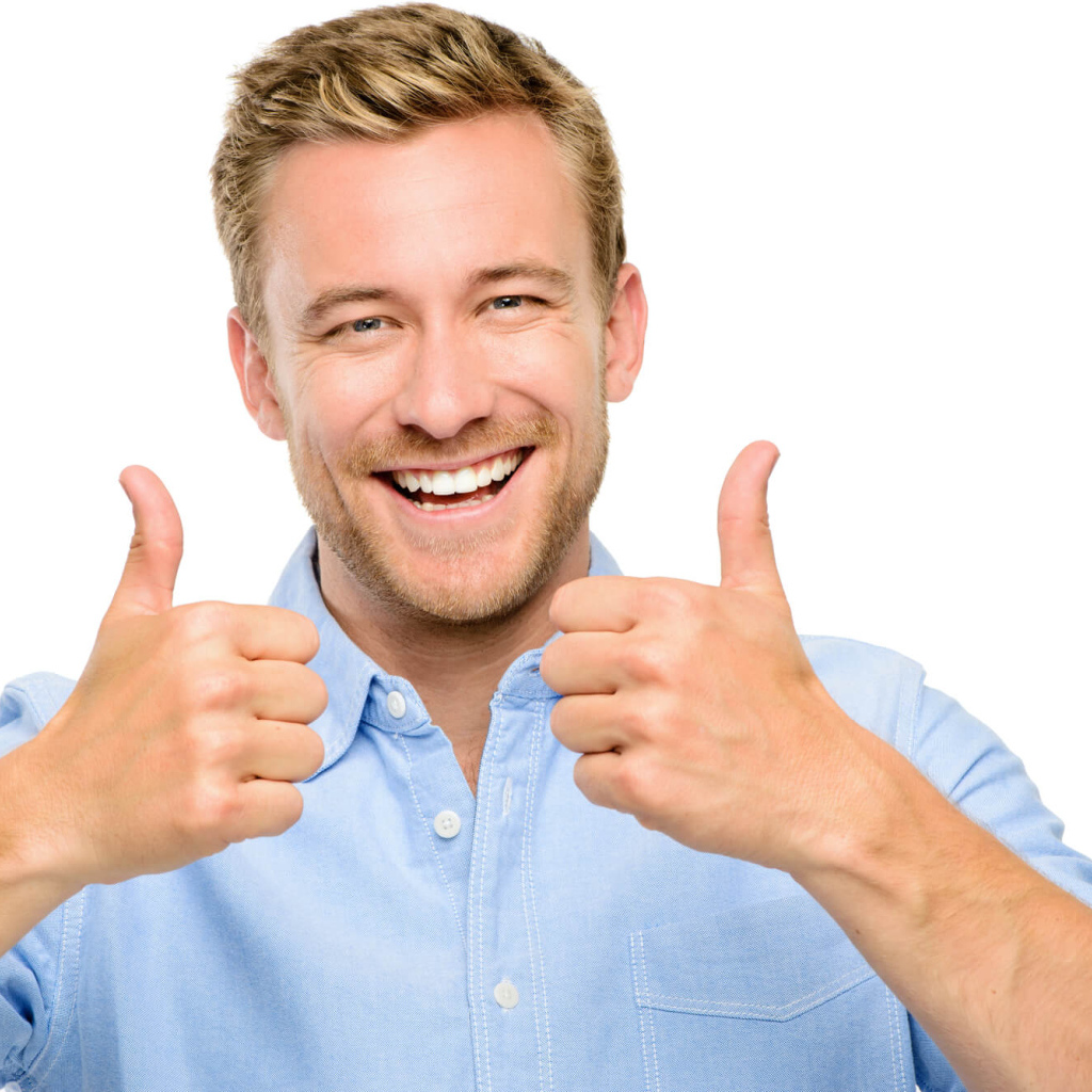 Улыбающийся парень показывает класс 