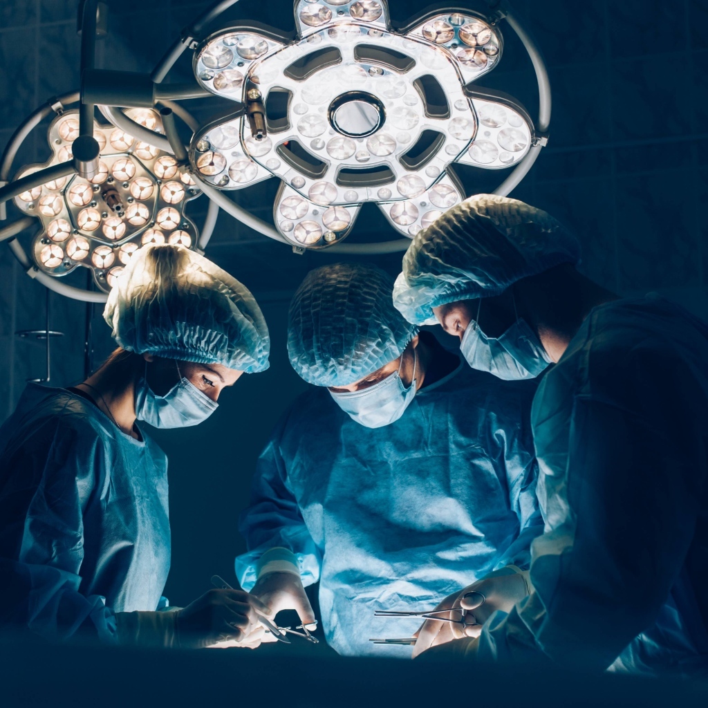 Три врача делают операцию 