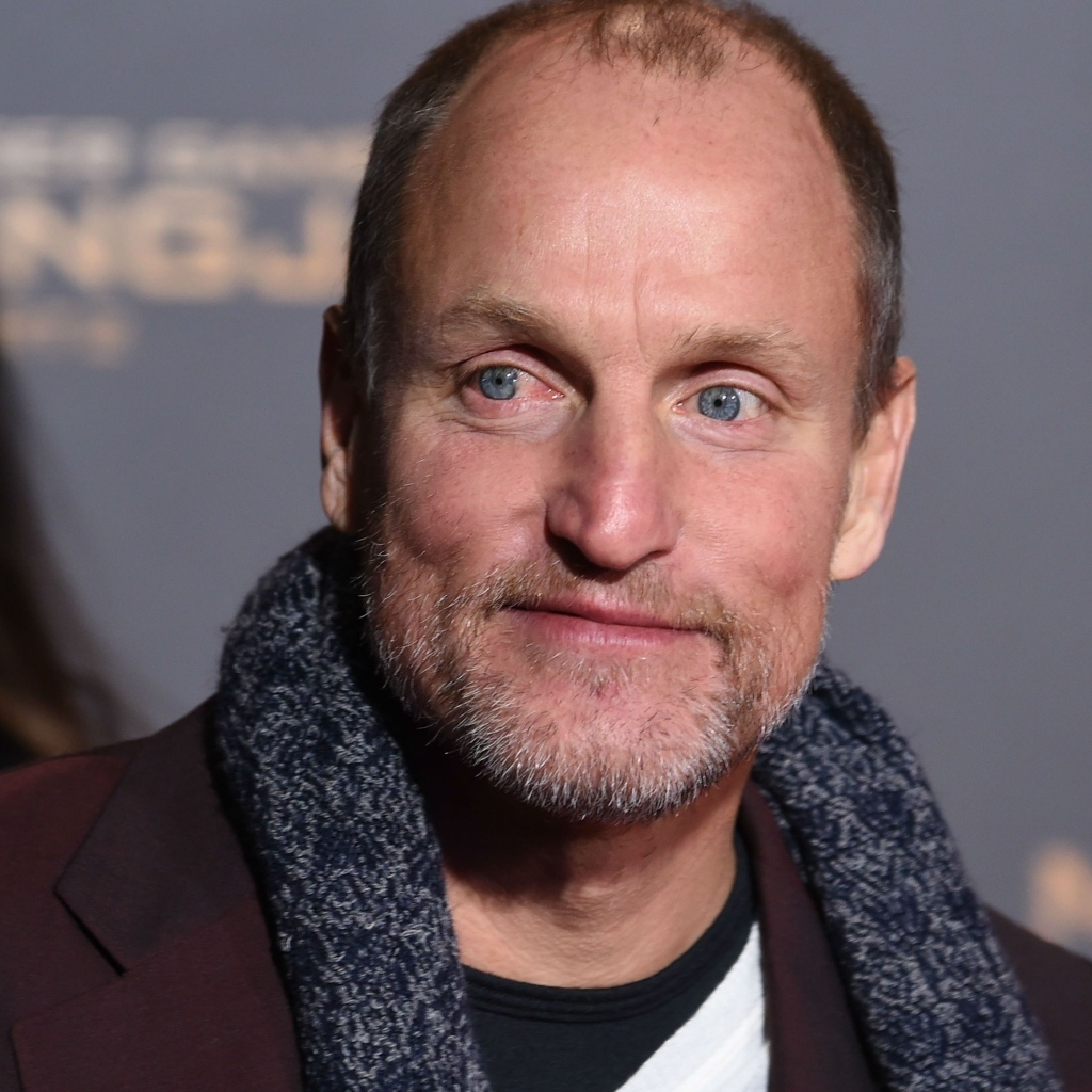 Актер Вуди Харрельсон в пальто