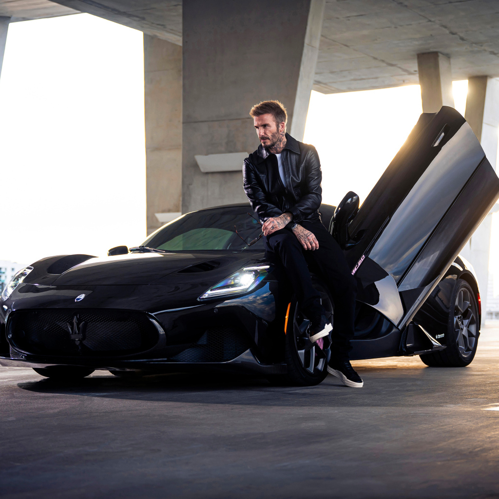 Черный стильный Maserati MC20 Coupé Fuoriserie и футболист Дэвид Бекхэм