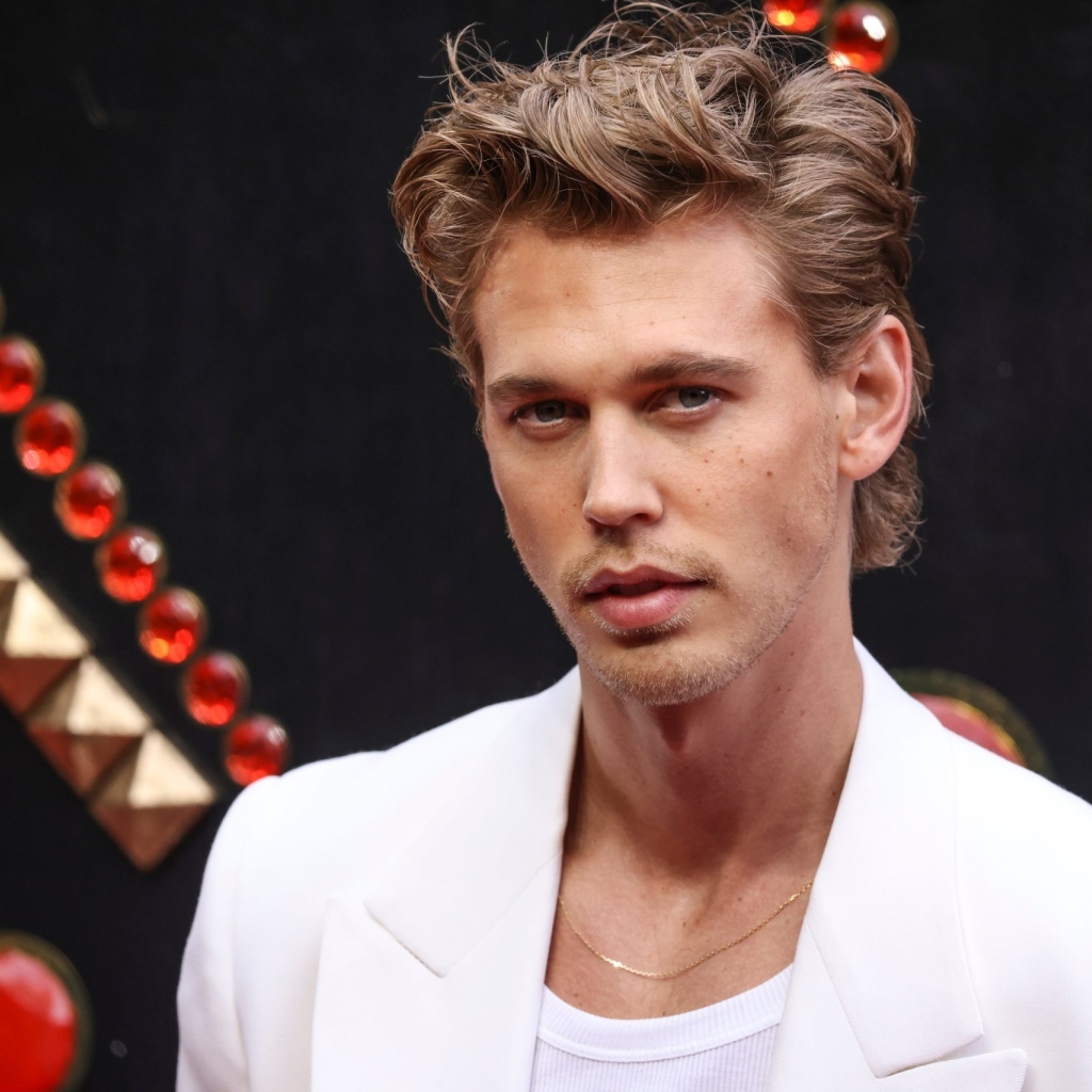 Красивый молодой актер Остин Батлер