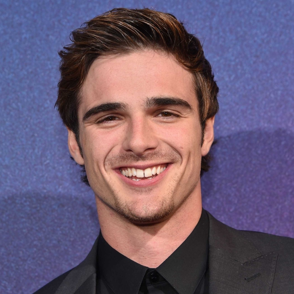 Улыбающийся молодой актер Джейкоб Элорди