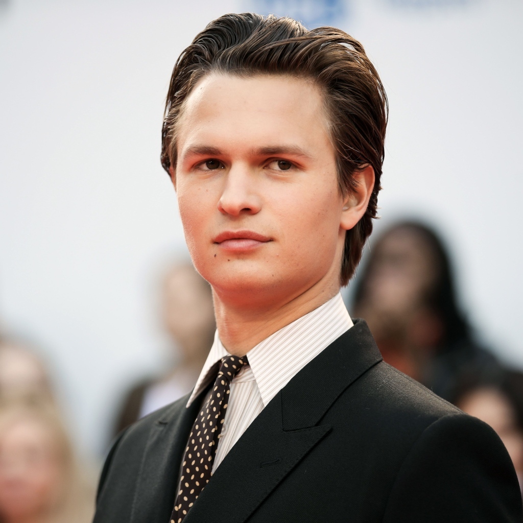 Стильный молодой актер Энсел Эльгорт в костюме