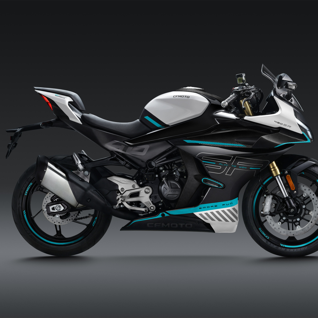 Мотоцикл CFMoto 450SR, 2023 года на сером фоне