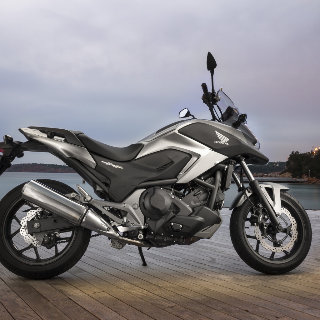 Мотоцикл honda nc750x у воды