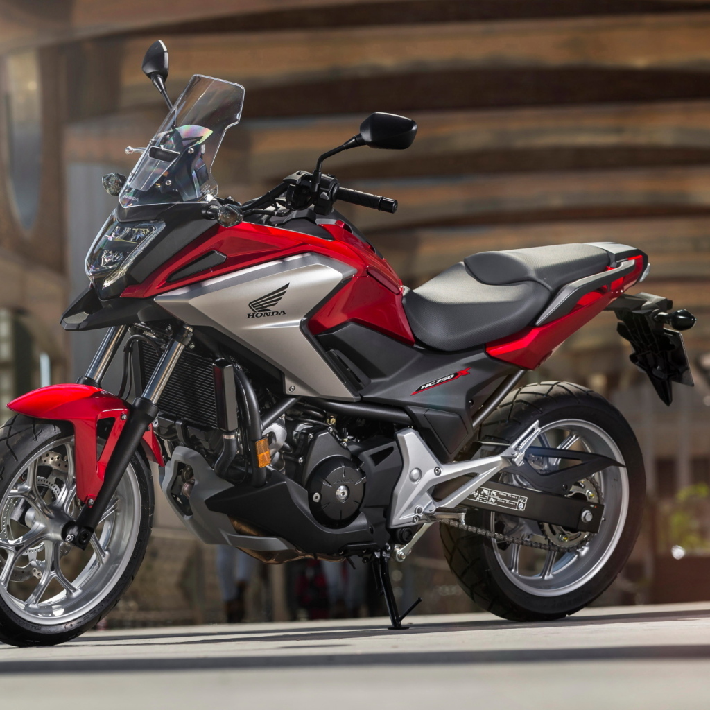 Красный мотоцикл  honda nc750x, 2024