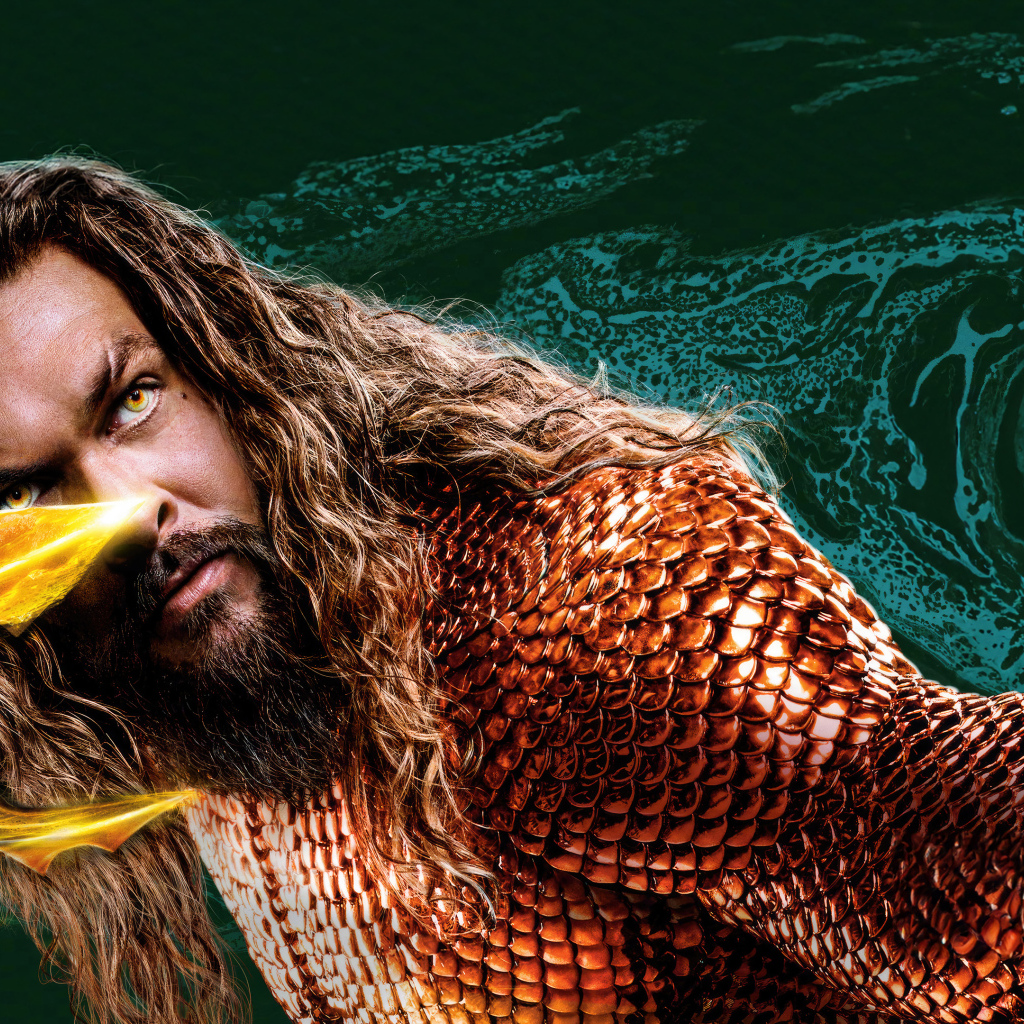 Аквамен в воде с трезубцем