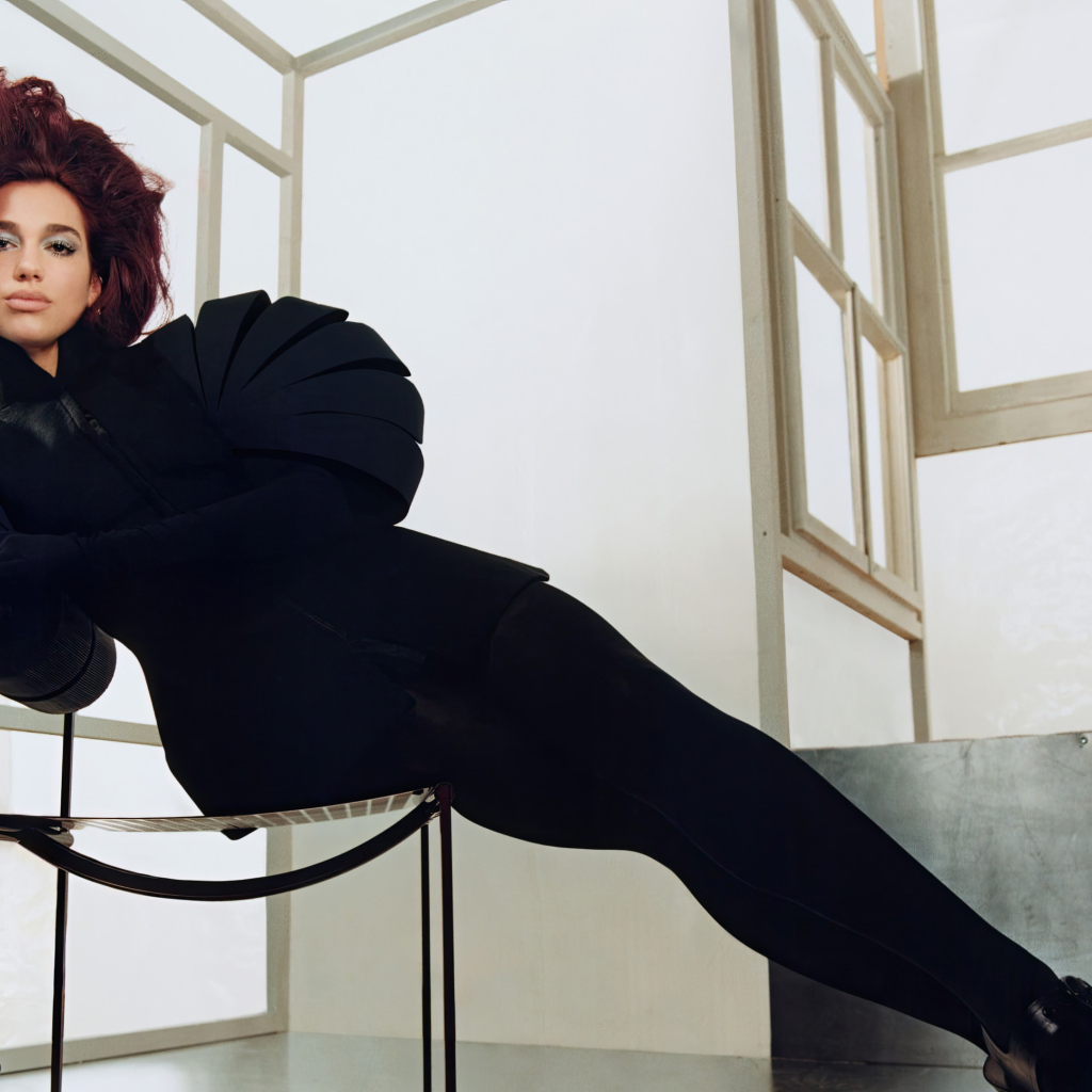 Красивое черное платье на певице Дуа Липа