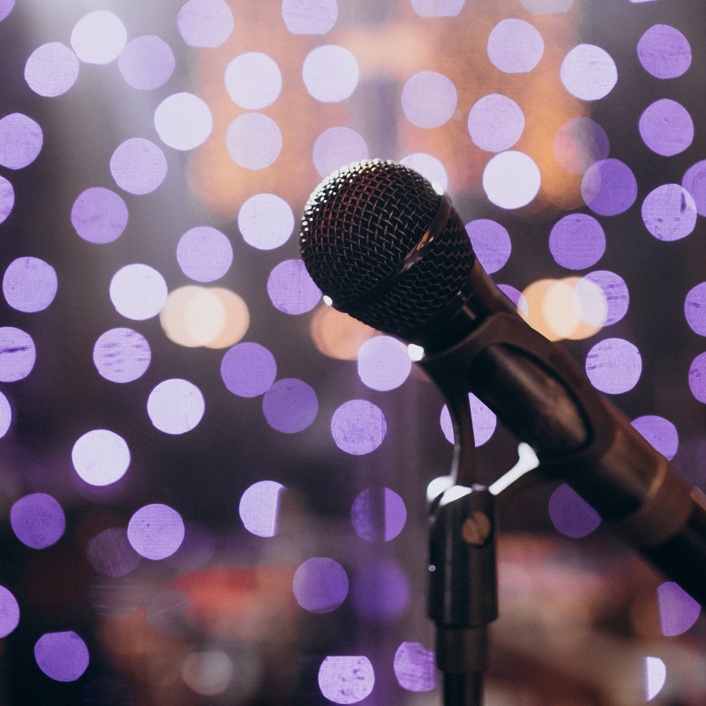 Черный микрофон для вокала на ярком фоне