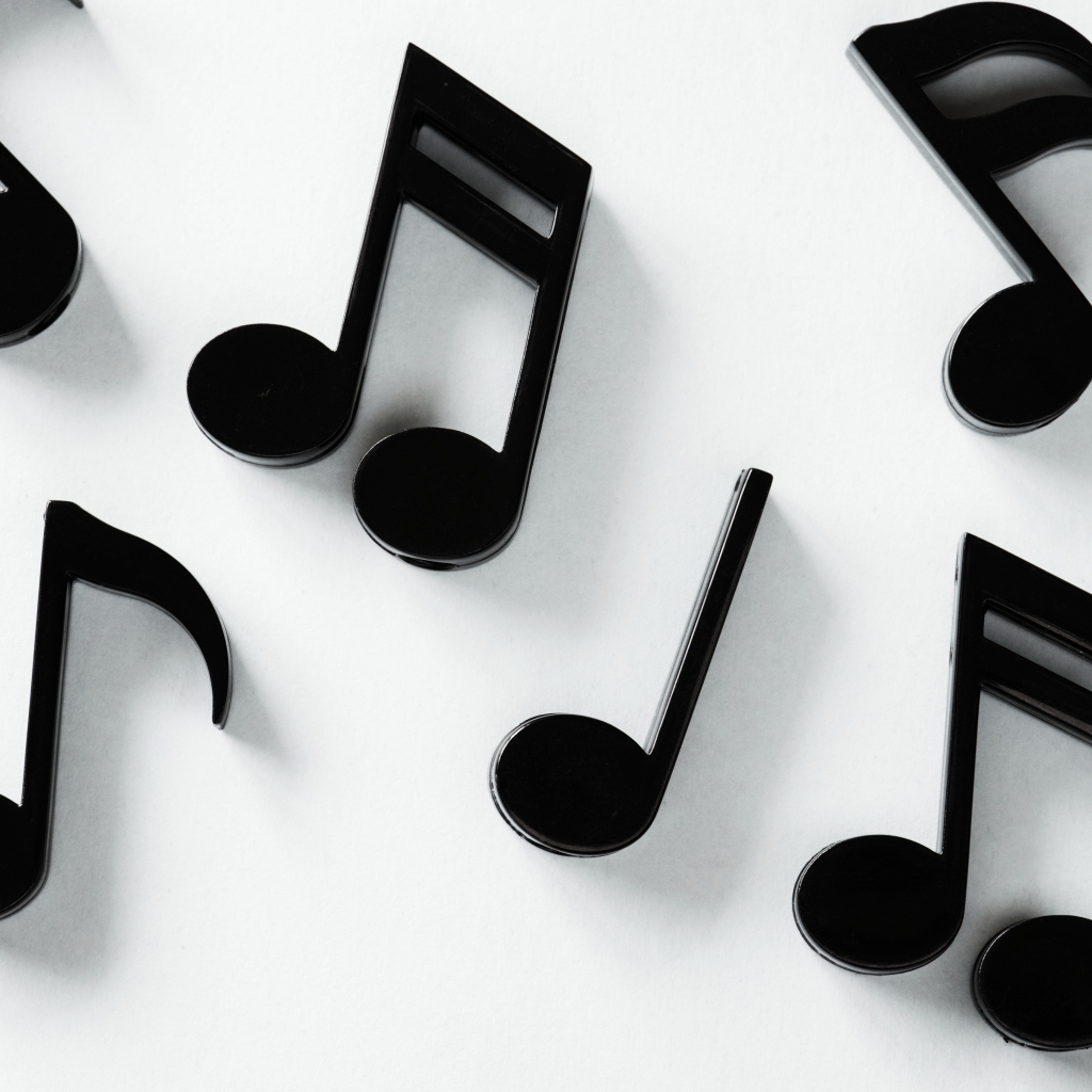Черные ноты на белом фоне