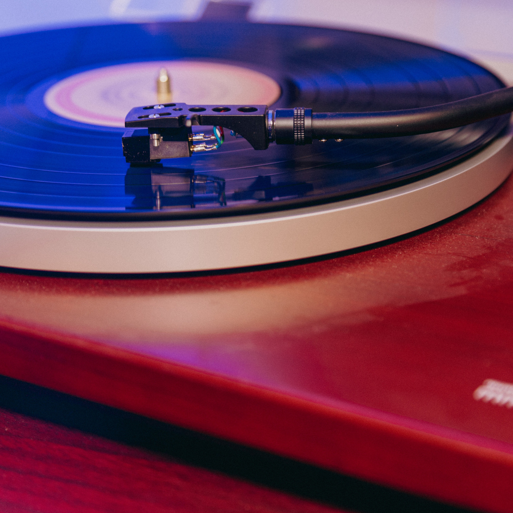 Черная пластинка на проигрывателе винила