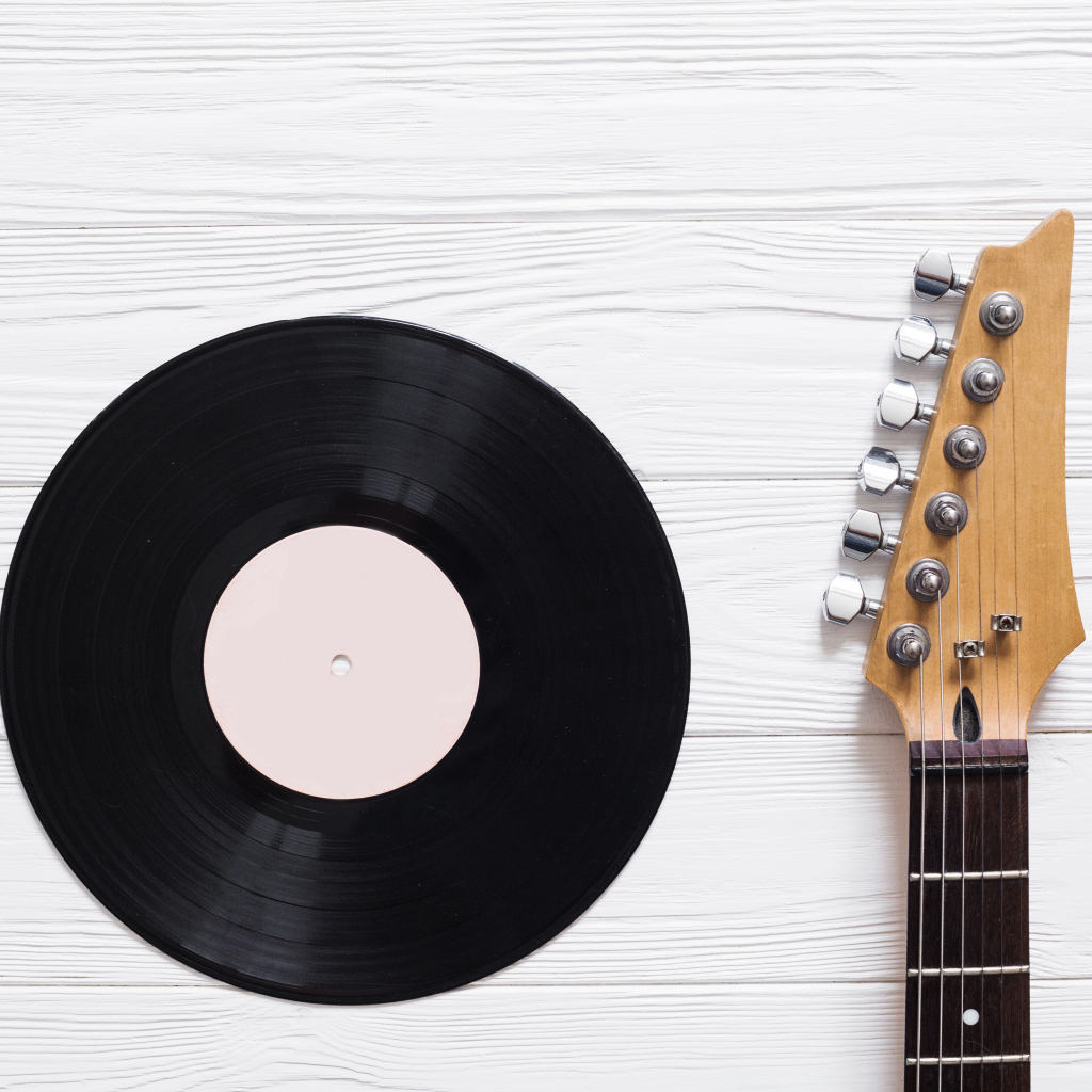 Черная виниловая пластинка и гитара