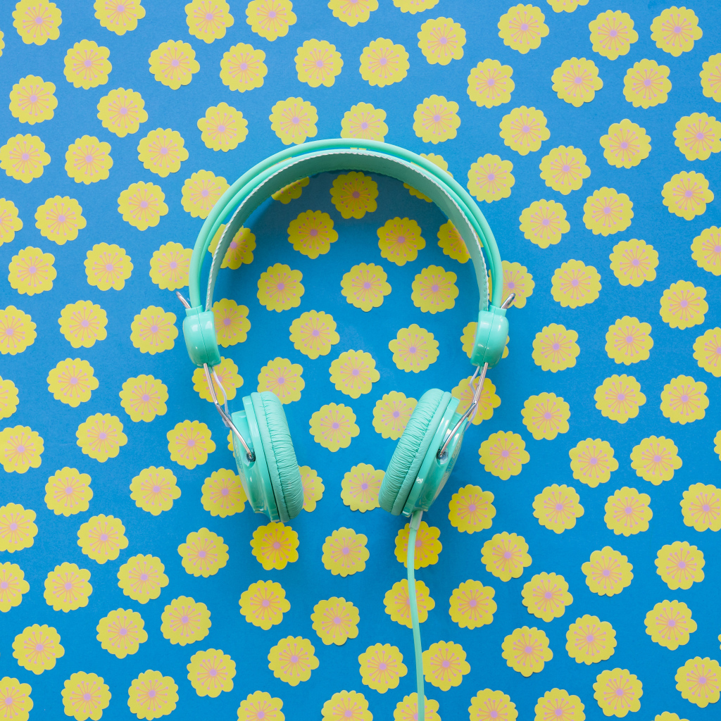 Голубые наушники на фоне с желтыми цветами