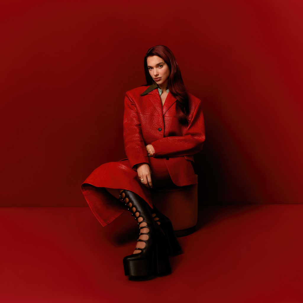 Британская певица Дуа Липа на красном фоне