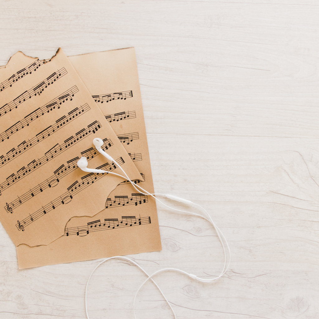 Сожженные ноты с наушниками 