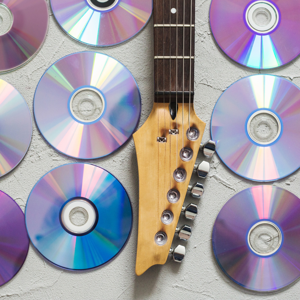 Сд диски  с гитарой на белом фоне