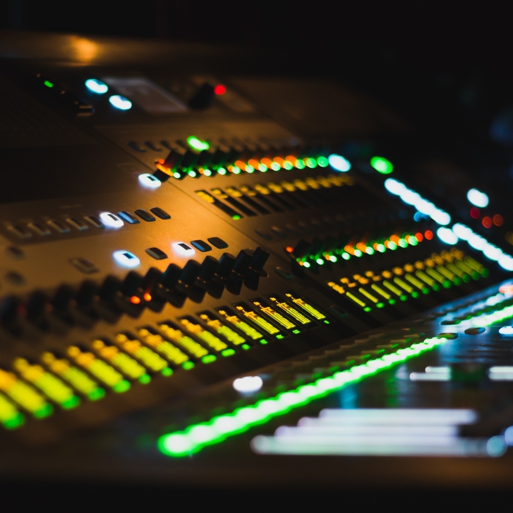 Светящийся микшерный пульт 