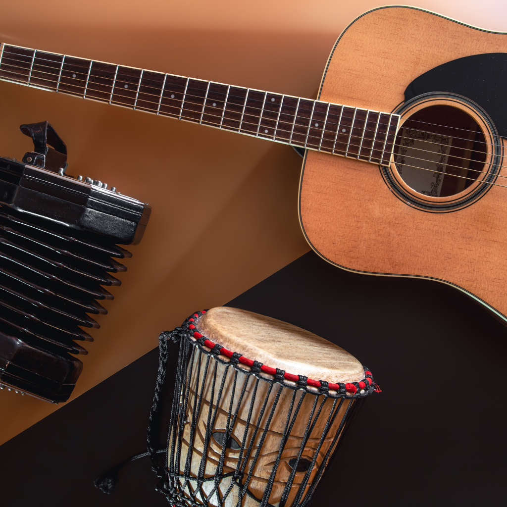 Гитара, гармошка и барабан на столе