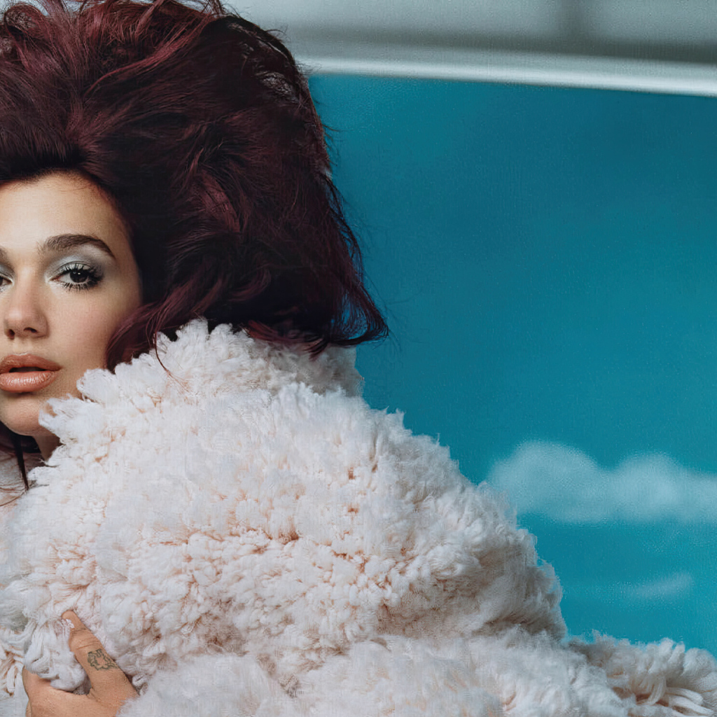 Прическа на голове певицы Дуа Липа