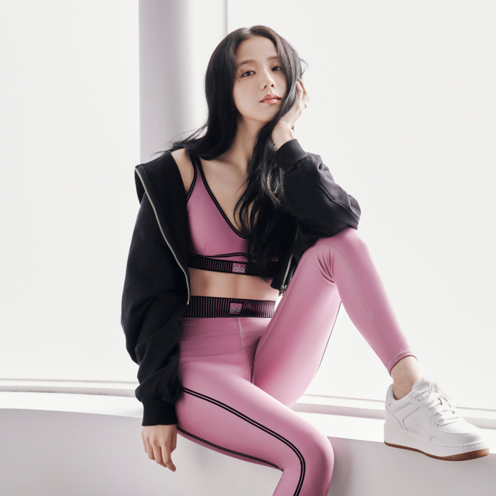 Исполнительница Jisoo Alo Yoga сидит на окне