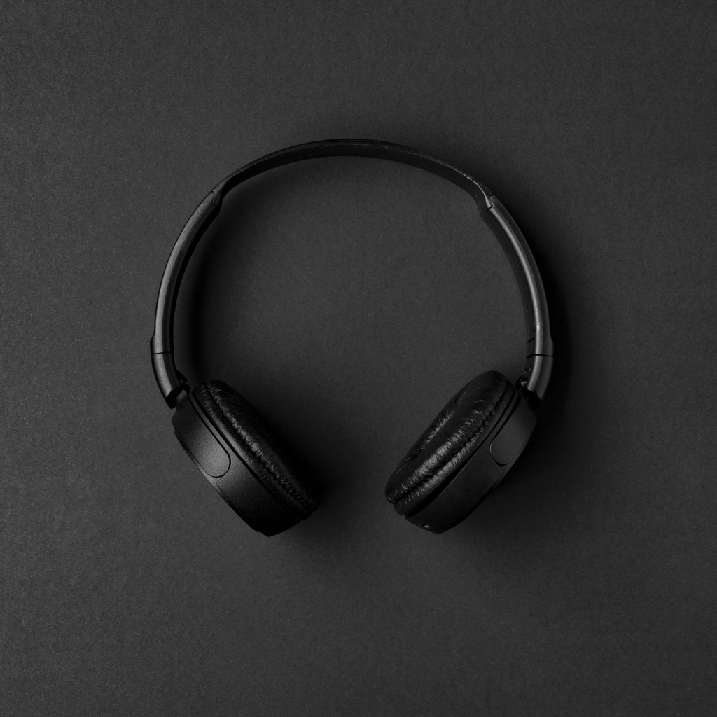 Большие черные наушники на сером столе