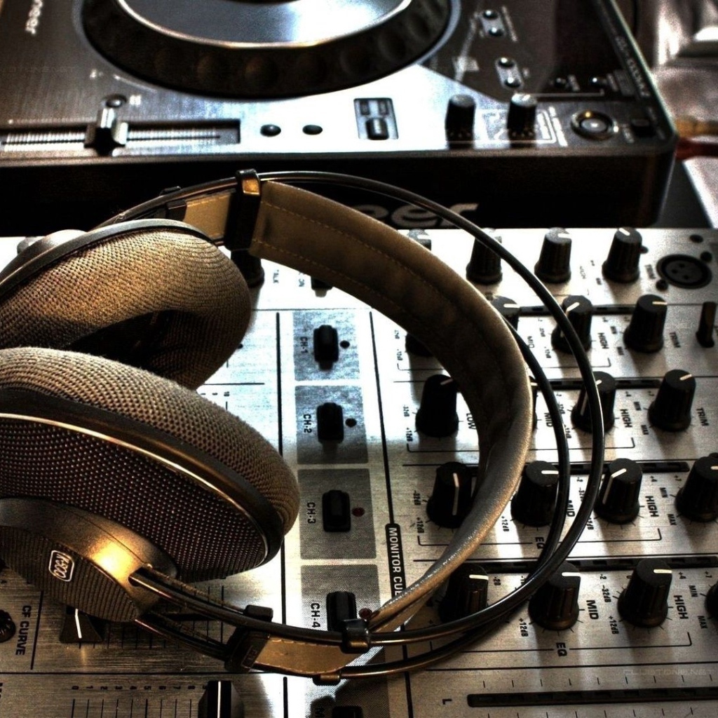 Большие наушники и микшерный пульт в студии