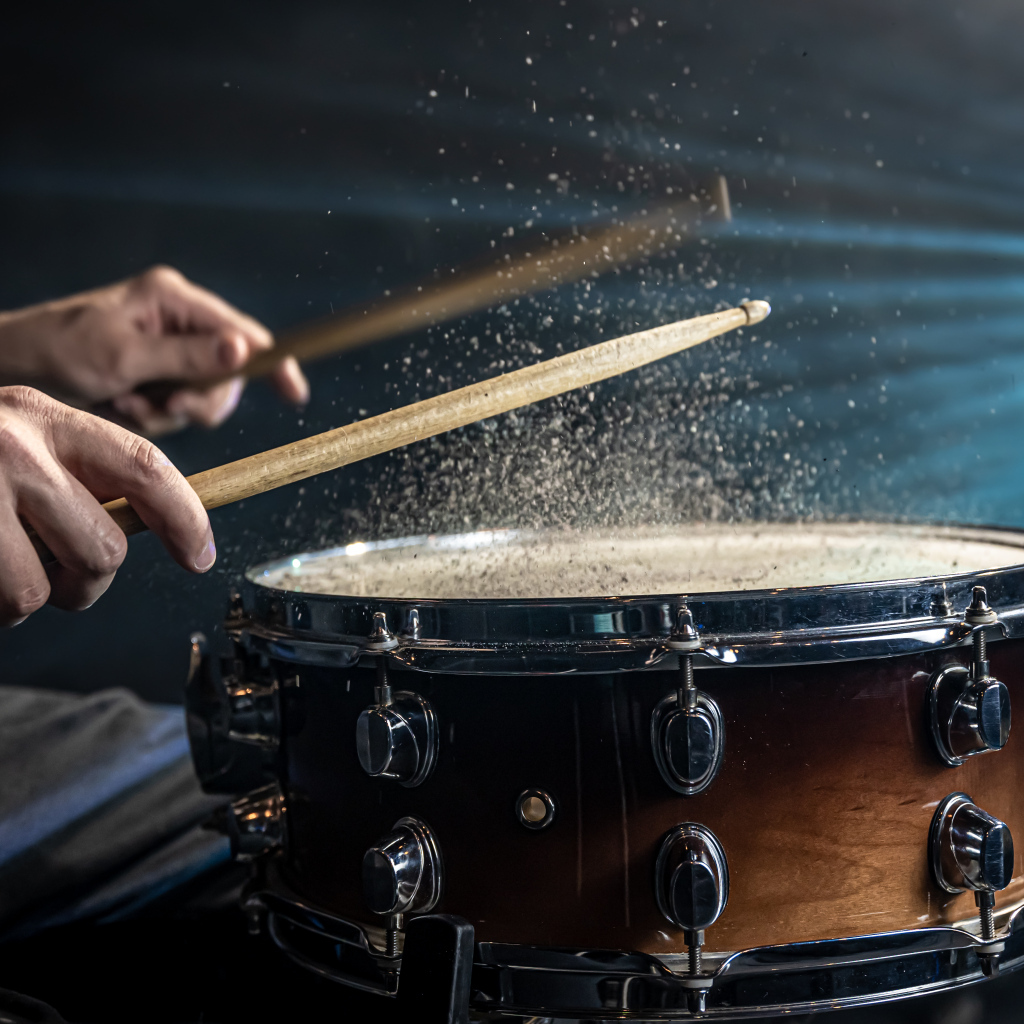 Мужчина играет на барабане 