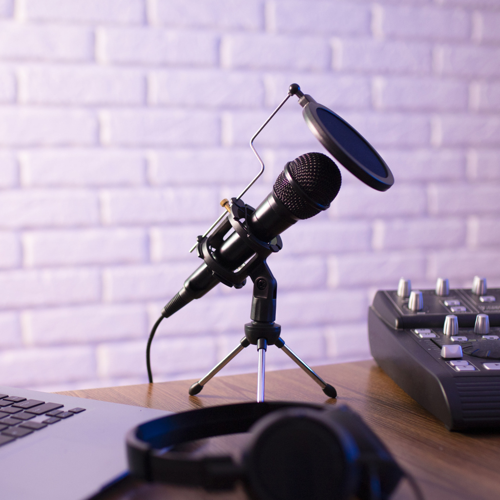 Микрофон на столе с микшером и ноутбуком