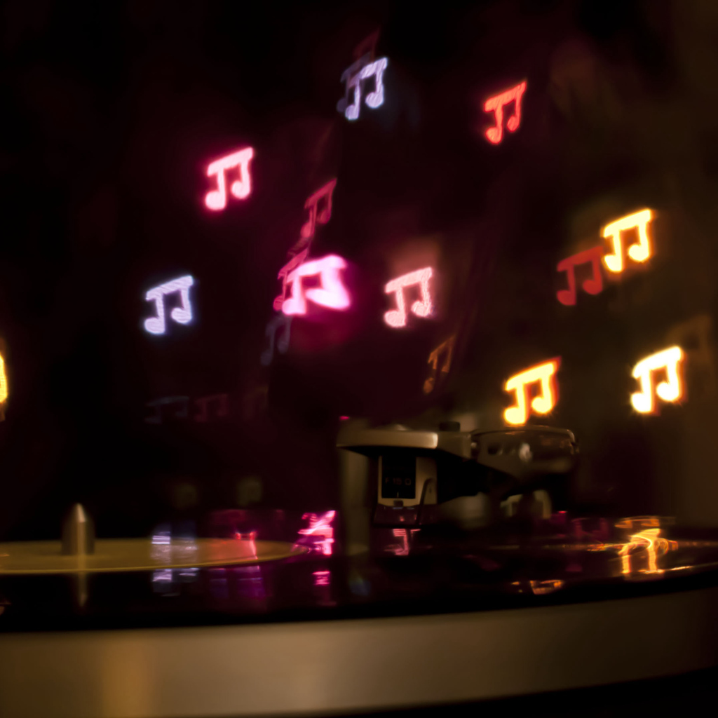 Разноцветные неоновые ноты над пластинкой