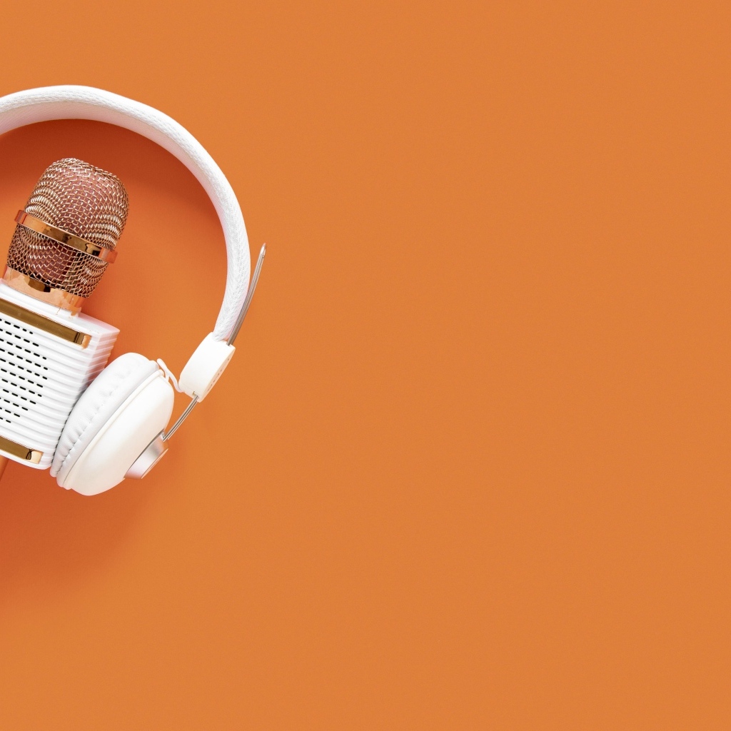 Радио микрофон и наушники на оранжевом фоне