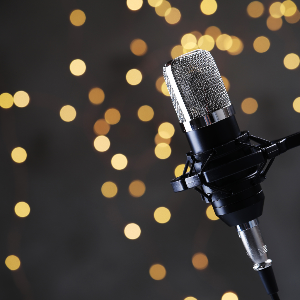 Ретро микрофон на фоне лампочек 