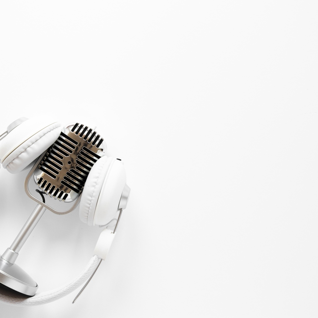 Ретро микрофон с наушниками на белом фоне