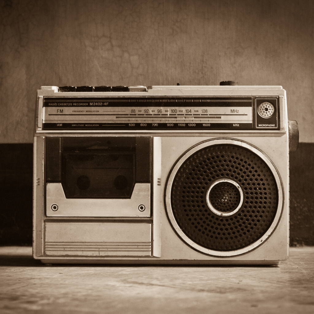 Ретро радио на столе у стены