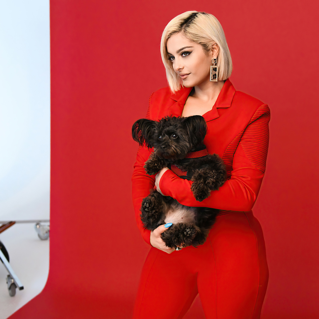 Певица Биби Рекса   с собакой в руках