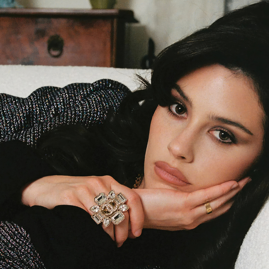 Певица Грэйси Абрамс лежит на кровати