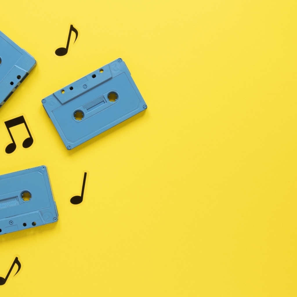 Три голубые кассеты с нотами на желтом фоне
